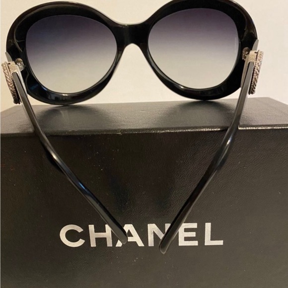 Chanel Black Collection Bouton
5193-b C.501/3c 56 Sunglasses 5"L
× 5"Wx 2"H - Picture 3 of 12